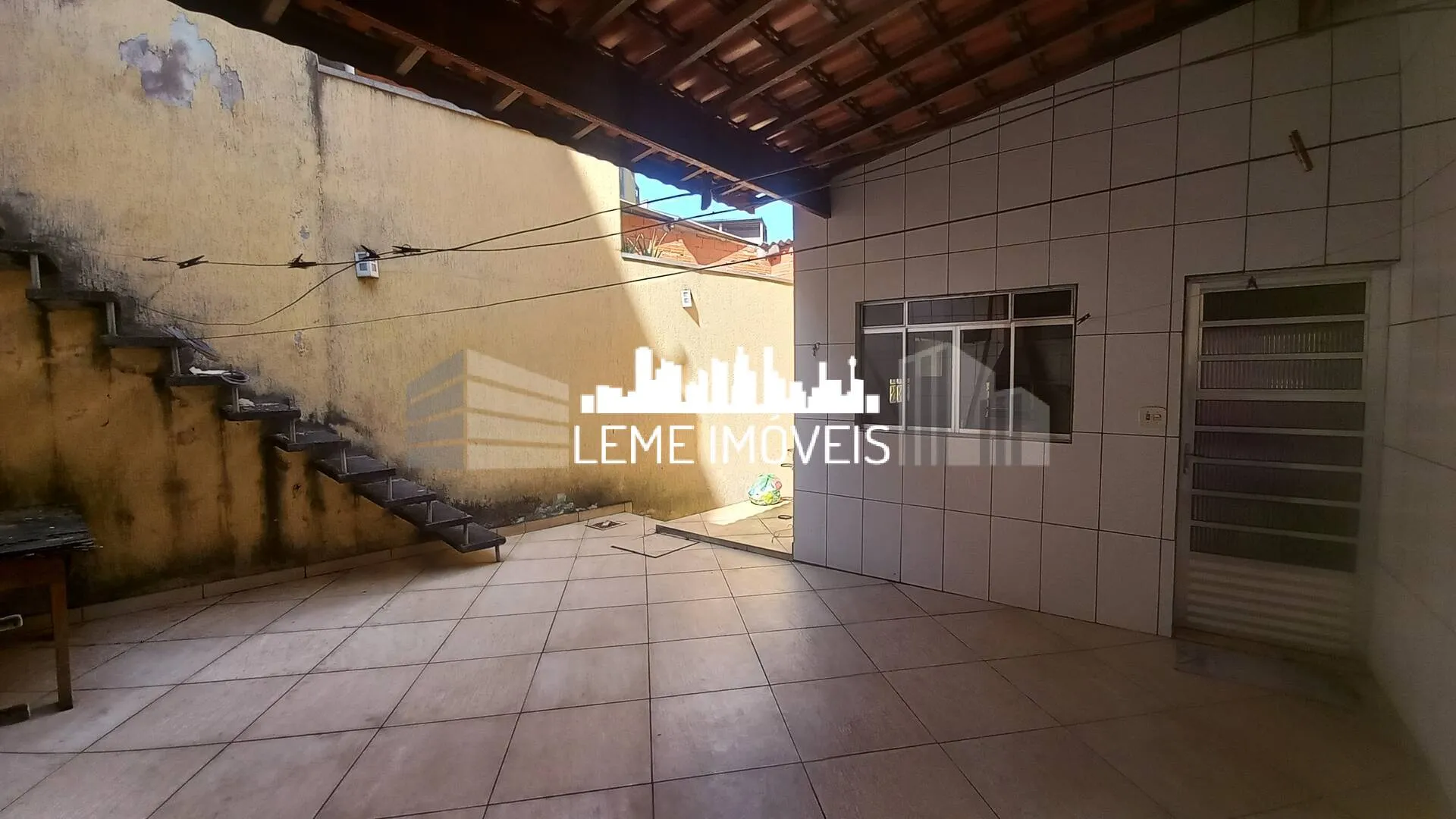 Imagem SOBRADO COM "02" (DOIS) DORMITÓRIOS, "01" (UMA) SALA, "01" (UMA) COZINHA COM ARMÁRIO PLANEJADO E M...