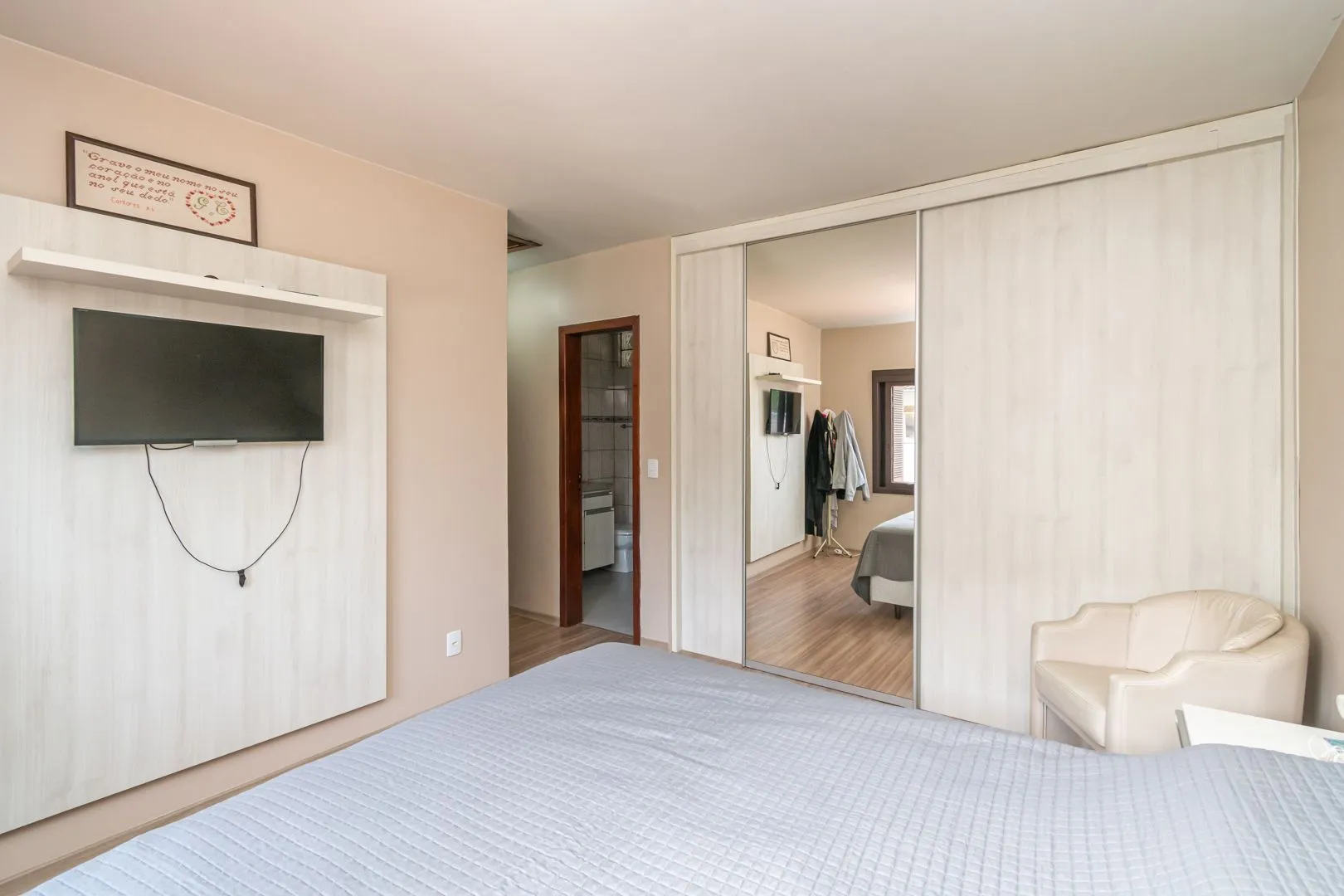 Imagem Casa 03 dormit (suíte e closet) e 4 vagas, na Vila Ipiranga, em Porto Alegre, RS