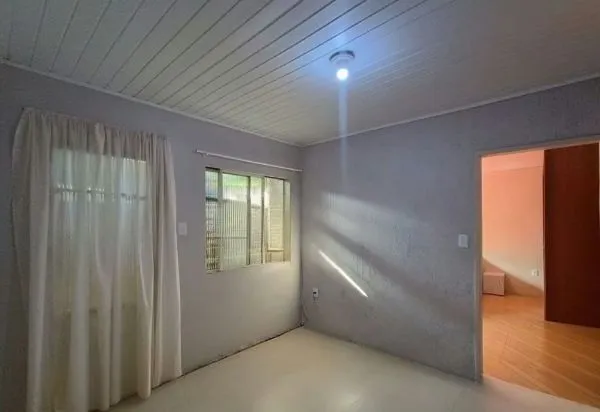 Imagem Casa no bairro Jardim do Salso com 2 dormitórios e 4 vagas