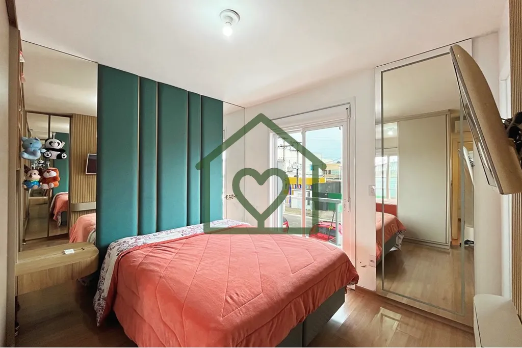 Imagem Este belo sobrado de 96m² oferece 3 dormitórios, incluindo 1 suíte com sacada. 
 A área social c...