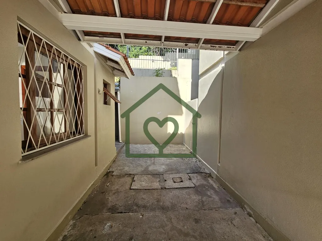 Imagem Casa em condomínio reformada e semimobiliada, com vaga para até 04 carros.

Térreo com living de ...