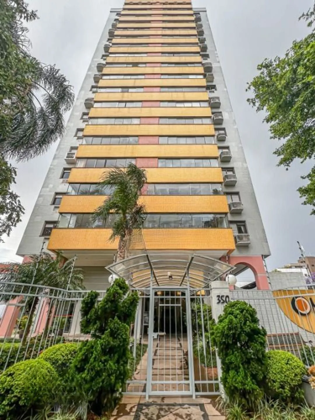 Apartamento de 3 quartos, suíte e 1 vaga de garagem no bairro Menino Deus em POA