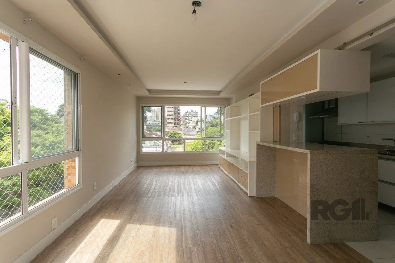 Imagem Apartamento semimobiliado e decorado no bairro Auxiliadora, com 91 m²