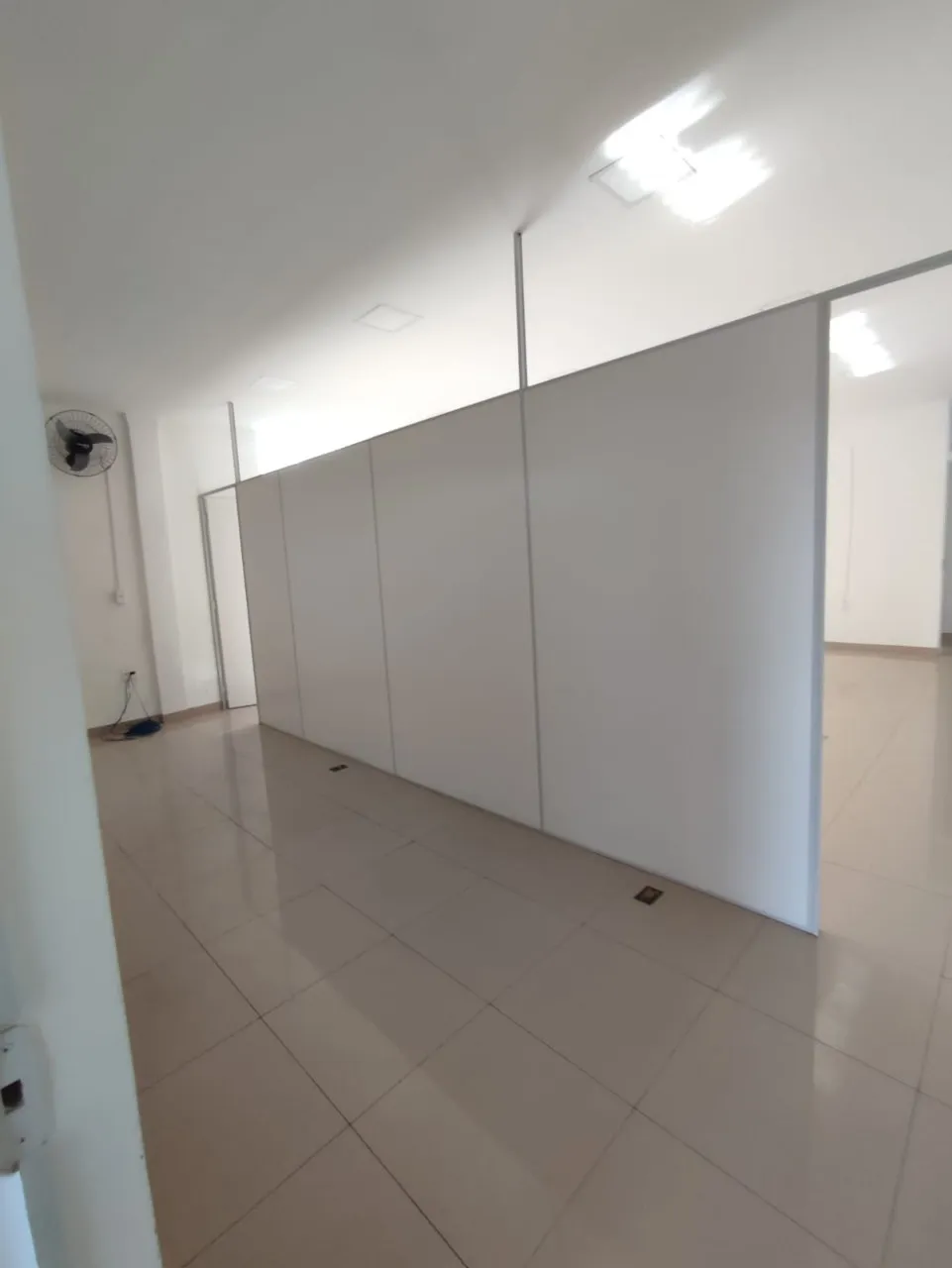 Imagem Imperdível Casa Comercial à Venda em Sorocaba-SP, Bairro Wanel Ville: 2 Quartos, 1 Suíte, 1 Sala, 3 Banheiros, 1 Vaga de Garagem e 380m² de Área.