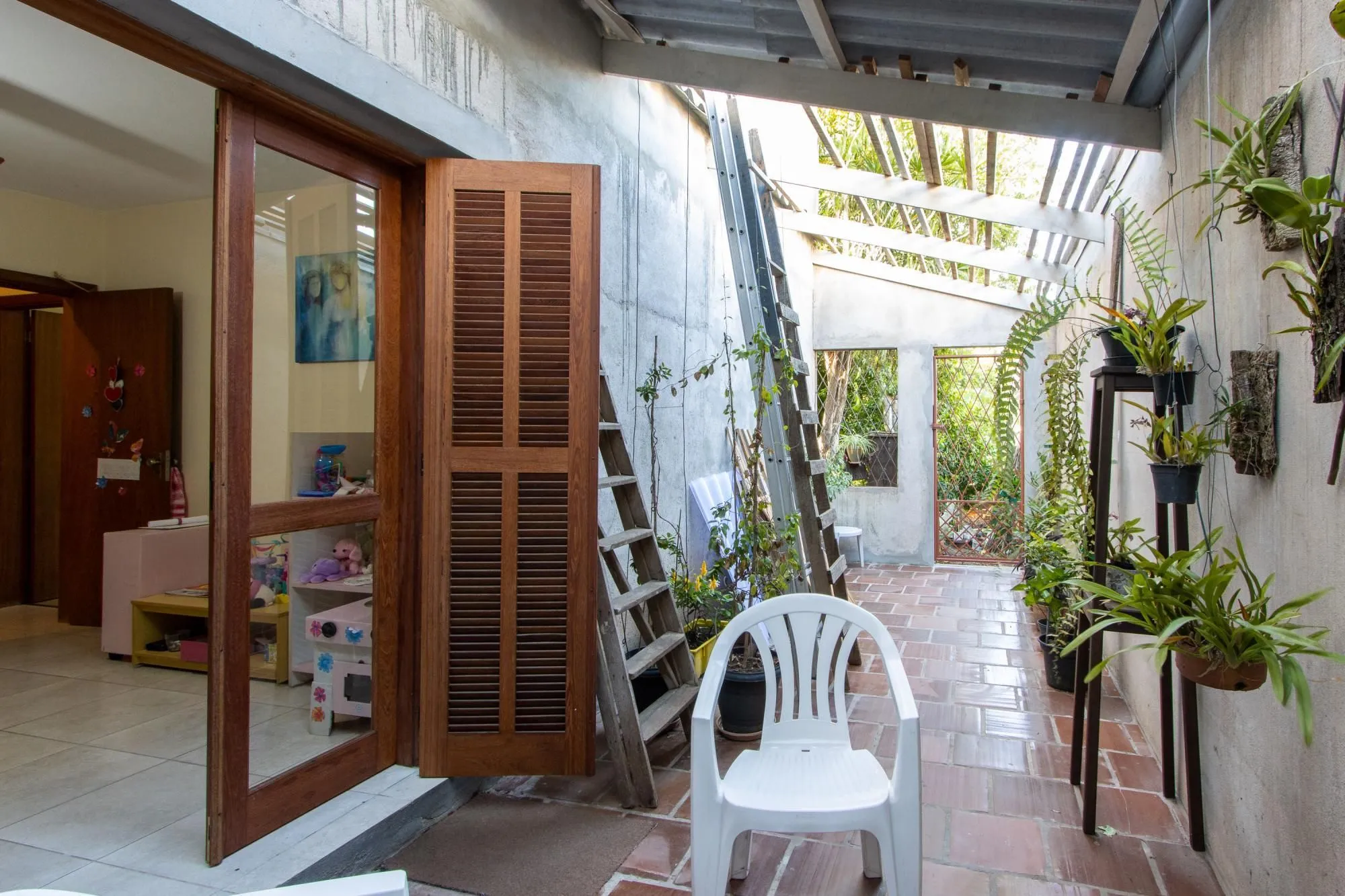 Imagem Casa de Alvenaria, possui 3 dormitórios, uma suíte, hall de entrada, lavabo, living com lareira, cozinha ampla com armários, área gourmet com churrasqueira, corredor, pátio e 4 vagas de garagem, uma construção em anexo que possui hall de entrada, lavabo, 