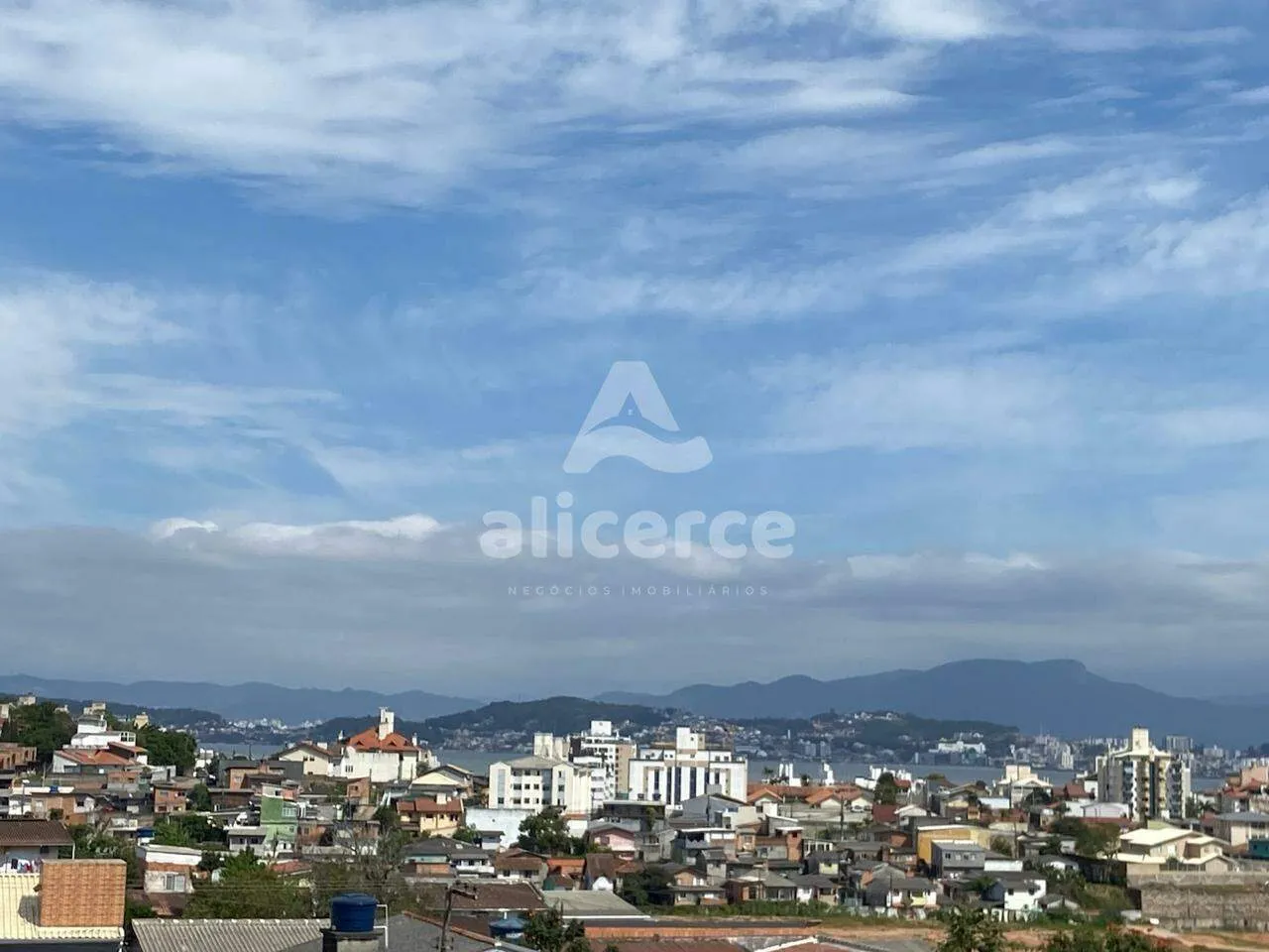 Imagem Apartamento para Locação em Coqueiros com 2 Dormitórios, 1 Suíte e Sol o Dia Todo