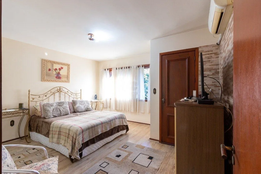 Imagem Casa a venda com piscina, 4 quartos, sendo 1 suite, 3 vagas