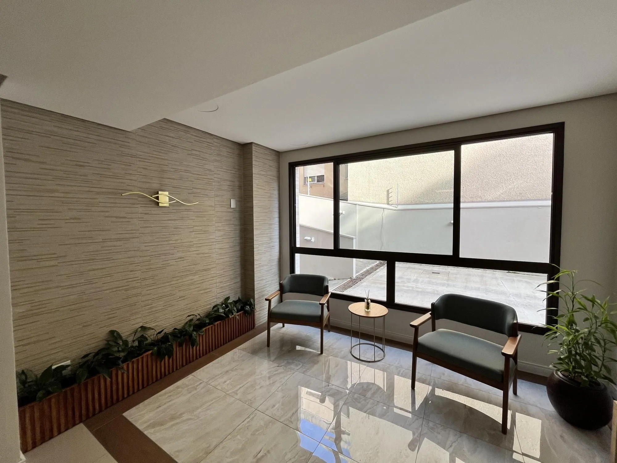 Imagem Apartamento de 3 quartos, suíte e 2 vagas de garagem no bairro Menino Deus POA