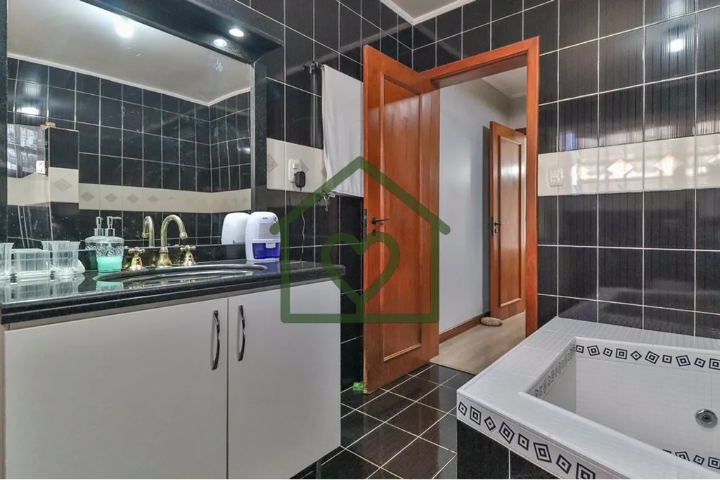 Imagem Casa de 325m2 de área privativa em terreno de 350m2 no bairro Jardim Lindóia, distribuída em dois...