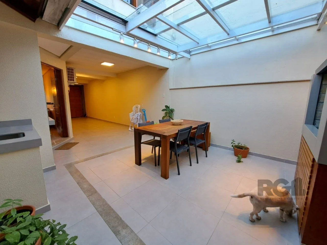 Imagem Casa em Condomínio com 03 quartos e 02 vagas no Bairro Nonoai