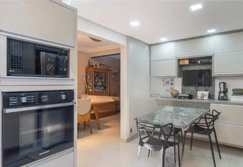 Imagem Linda casa com 3 dormitórios, sendo 1 Suíte, Sala Ampla no Condomínio de Ótima Localização