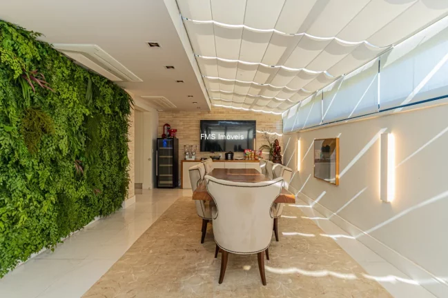 Imagem Apartamento de Alto Padrão de 3 suítes em Moema com 330m² e 4 vagas de garagem.