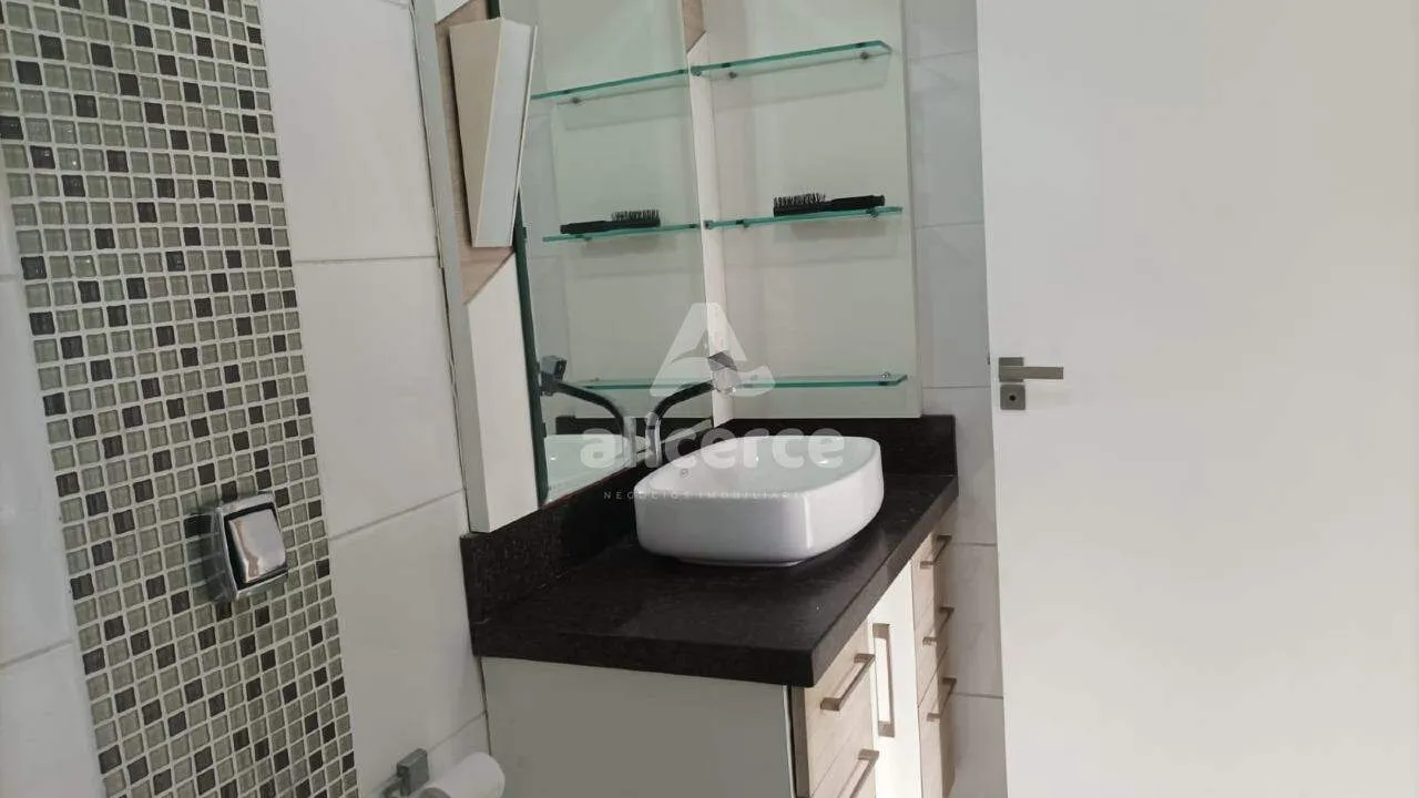 Imagem Casa para aluguel com 3 quartos, 1 suíte, sacada e garagem no Estreito. A uma quadra da Beira-Mar Continental.