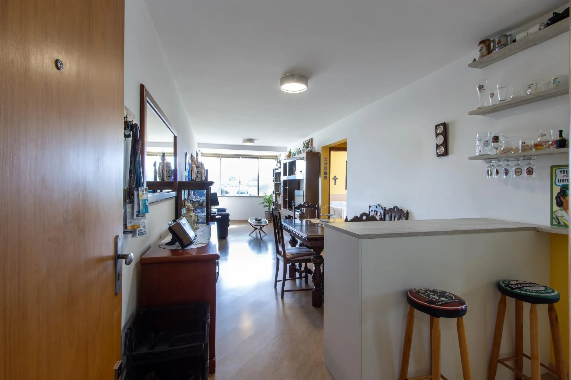 Imagem Apartamento de 2 dormitórios, na zona sul de Porto Alegre, semi-mobiliado, churrasqueira e box escriturado.