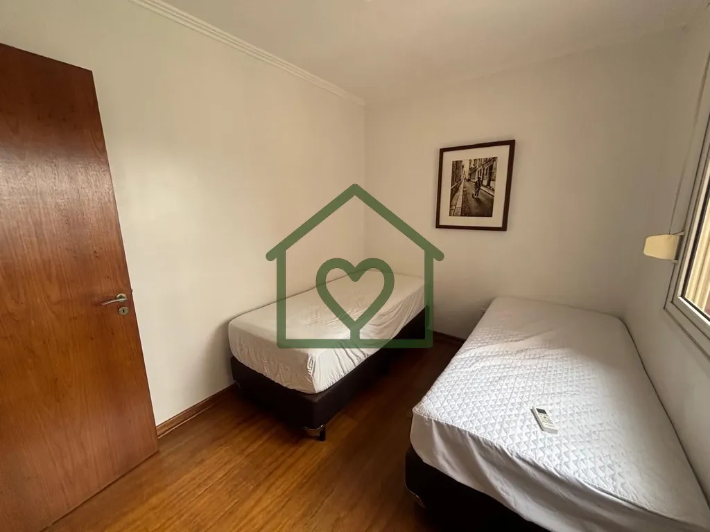 Imagem Vendo Apartamento reformado e semi mobiliado com três dormitórios, sendo um suíte, 800 metros do ...