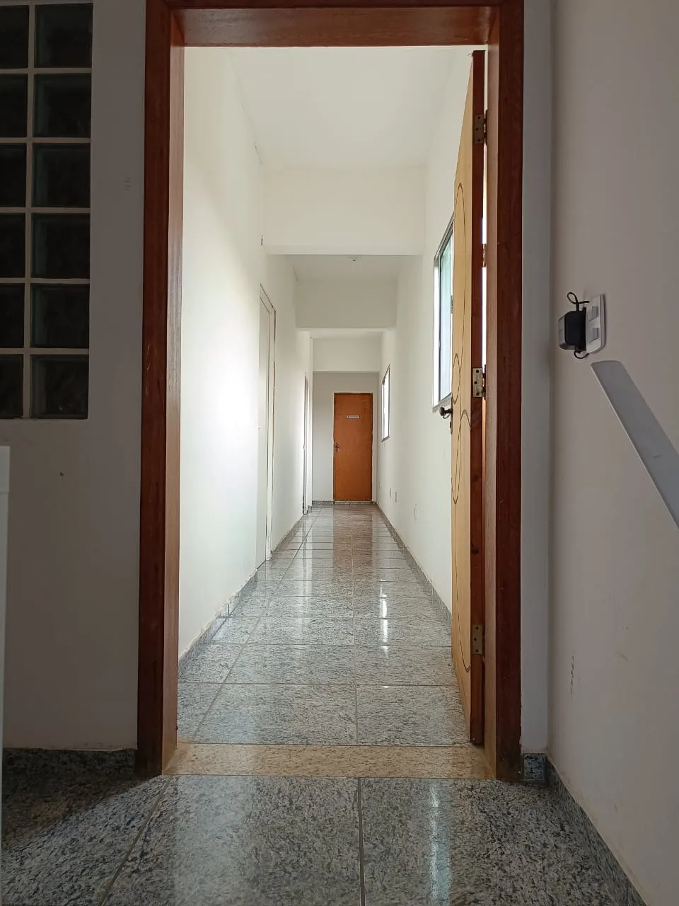 Imagem Alugue agora sua sala comercial de 28m² no Jardim Wanel Ville IV em Sorocaba-SP!