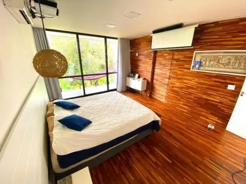 Imagem VENDA E LOCAÇÃO DE CASA NO CONDOMÍNIO REAL PARK, EM ARUJÁ/SP, 390m² com 3 suítes, piscina aquecida, 04 salas e garagem para 04 autos. CONSULTE-NOS