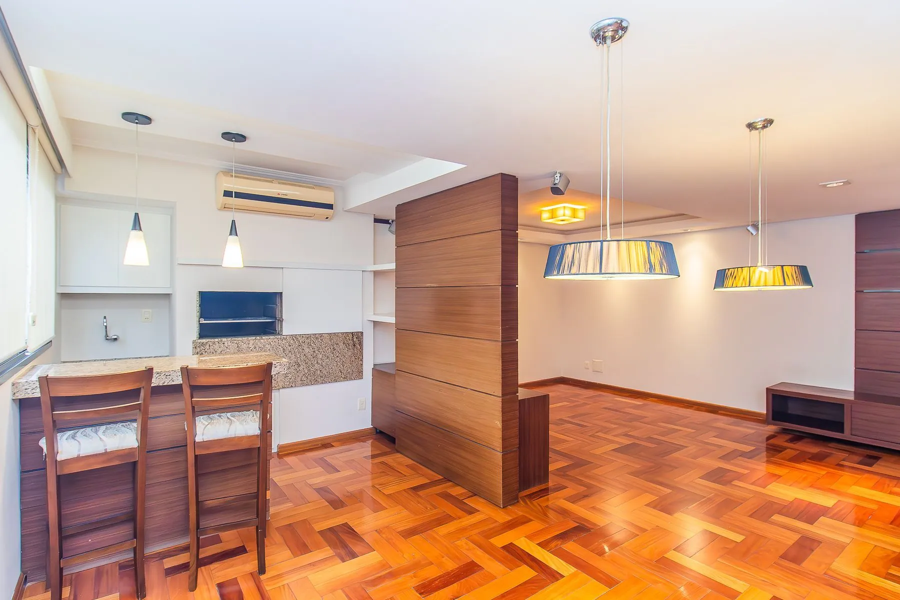 Imagem Apartamento semi mobiliado, impecável, com 126m² privativo.