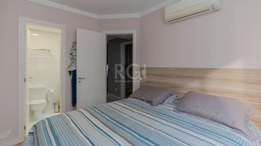 Imagem Apartamento de 3 dormitórios e 1 suíte no bairro Floresta em Porto Alegre