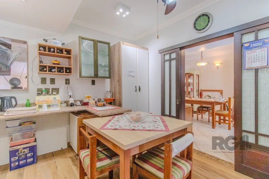 Imagem Linda casa de 04 dormitórios com vista livre no Bairro Teresópolis