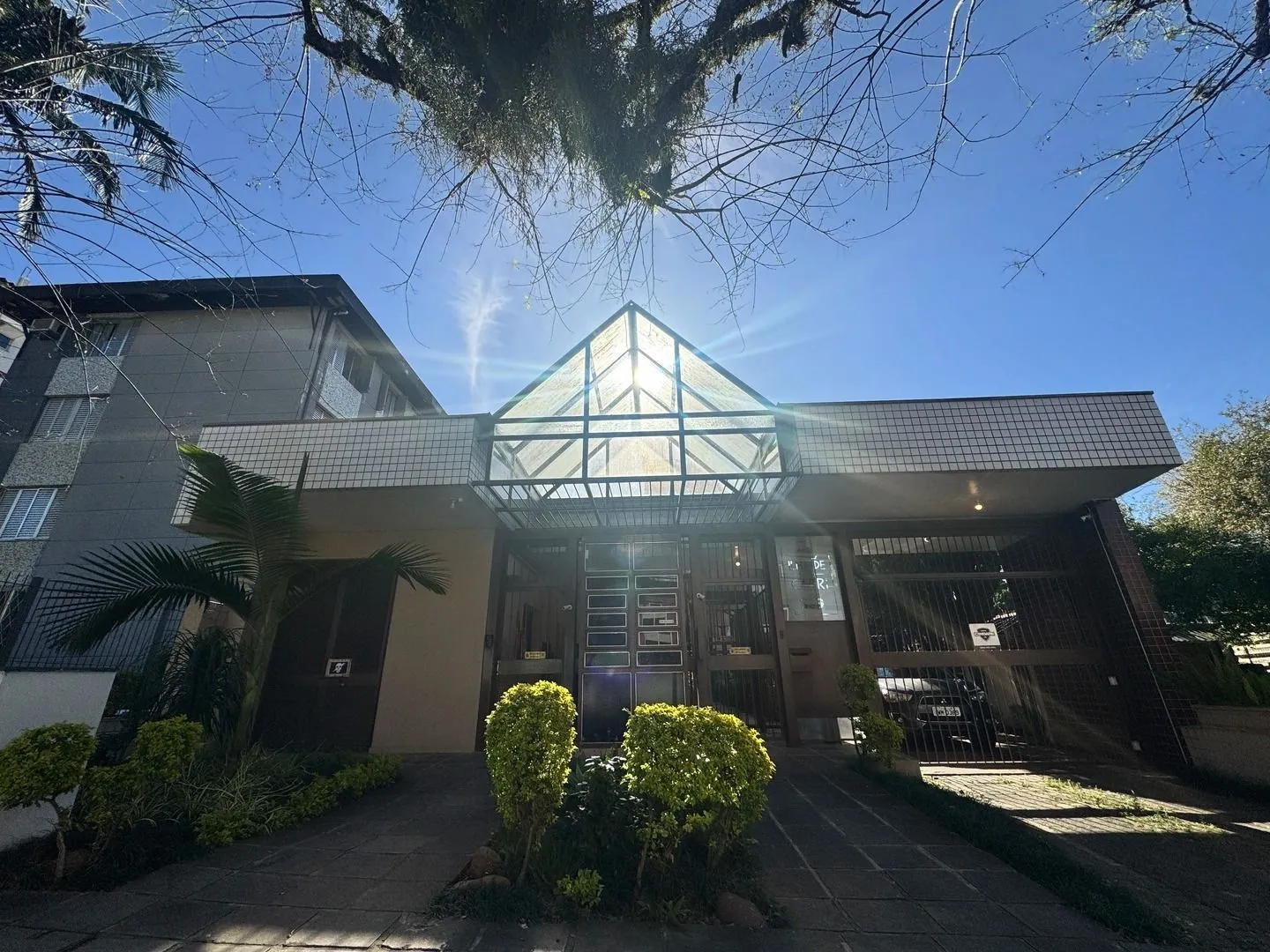 Imagem Apartamento dois dormitórios ( uma suíte) garagem/depósito Bairro Menino Deus