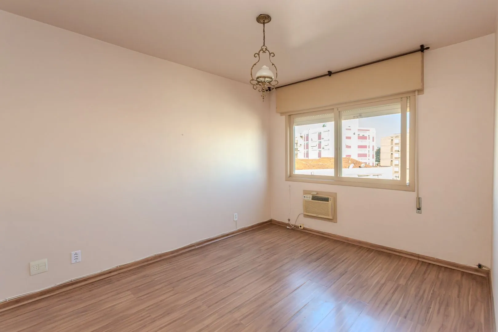 Imagem Apartamento de 2 dormitórios com dependência e vaga no bairro Santana DESOCUPADO