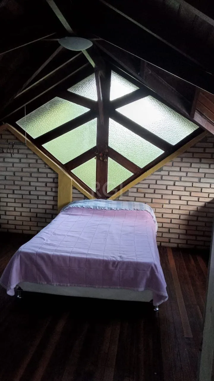 Imagem Casa com 3 dormitórios no bairro Olaria em Canoas