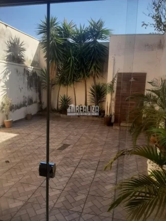 Imagem Casa à venda no bairro Residencial Palmeiras, Uberaba - 3 dormitórios e 4 garagens