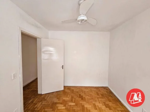 Imagem Apartamento 3 dormitórios (1 suíte). Dependência com wc auxiliar e sacada.