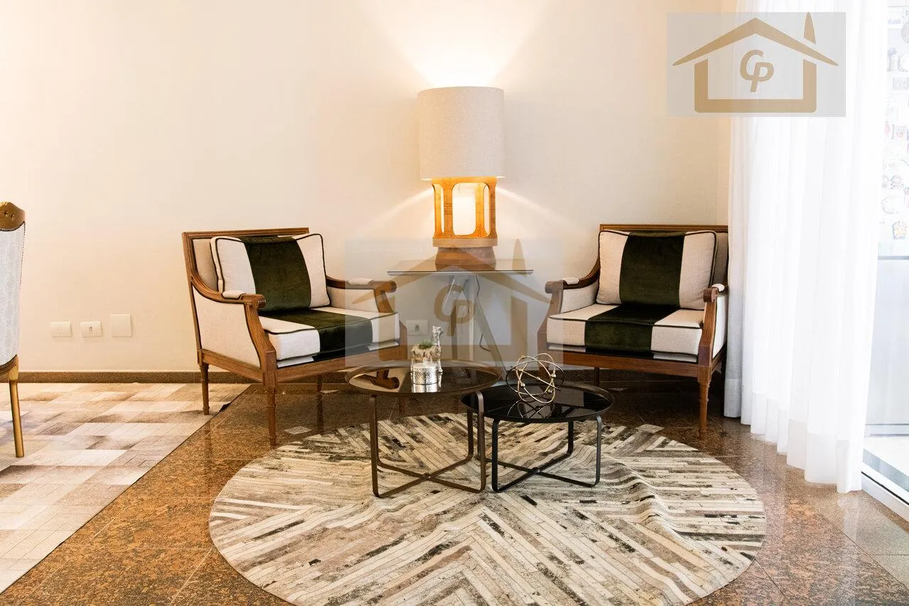 Imagem Casa de estilo Neo-Clássico recém-reformada e ampliada, 4 quartos sendo 2 suítes, 4 vagas