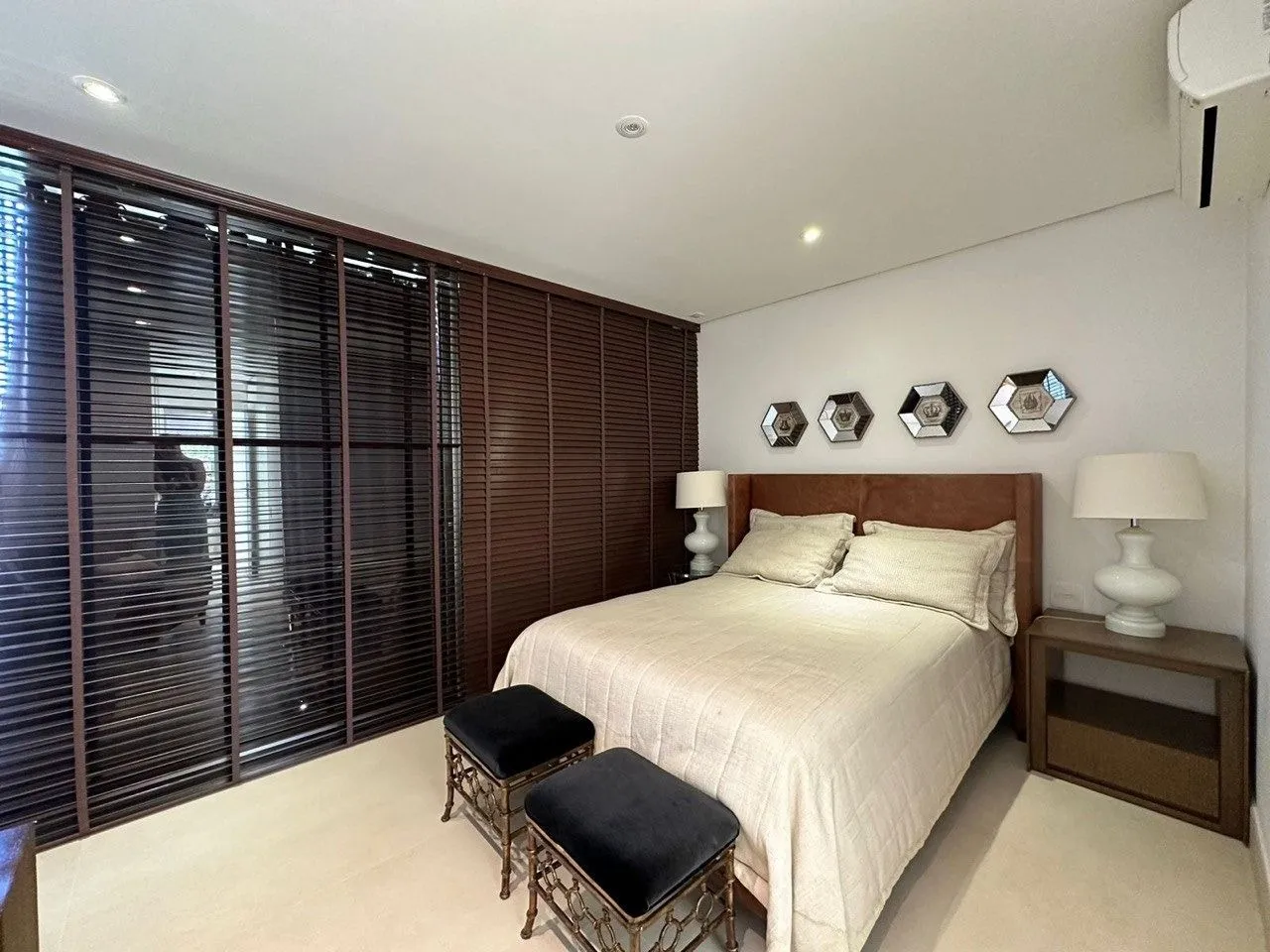 Imagem Venha conhecer essa incrível casa com 4 quartos, 4 suítes e 347,00 m2 de área construída.