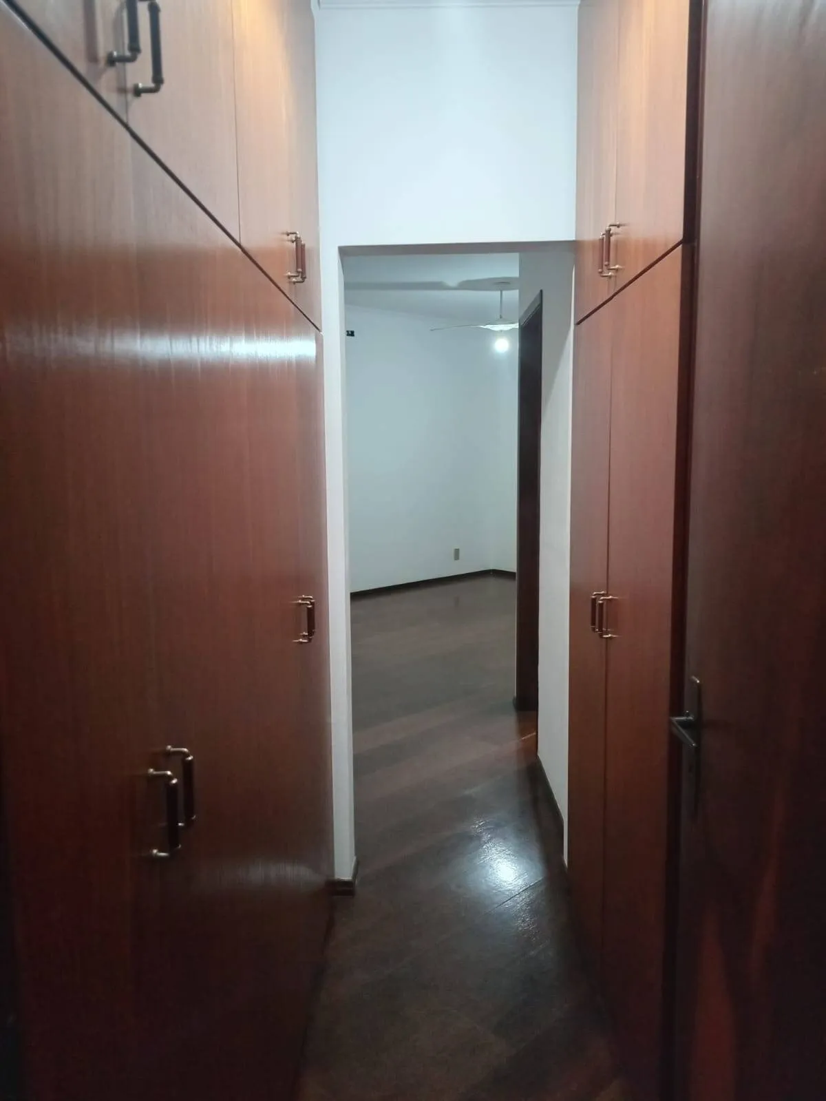 Imagem Espaçosa Casa à Venda em Alphaville 6 com 3 Suítes e Lazer Completo