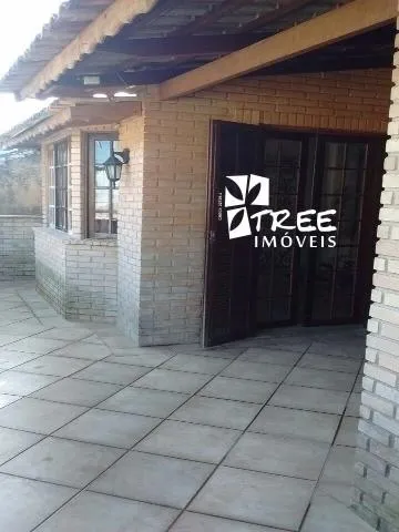 Imagem LOCAÇÃO DE CASA RESIDENCIAL/COMERCIAL NO CENTRO DE ARUJÁ/SP, com 2 quartos, sala c/ 2 ambientes, varanda na frente e nos fundos e 1 vaga. CONSULTE-NOS