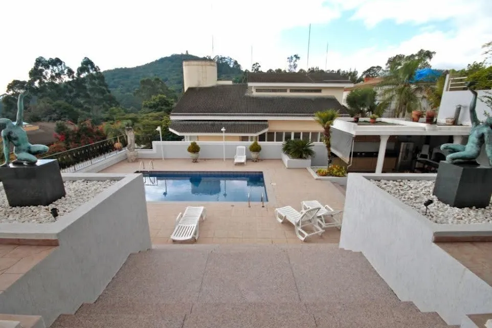 Imagem Casa sobrado, de alto padrão no Alphaville Residencial 8, com 6 suítes, 980m², piscina, elevador, área gourmet, academia, sauna, spa e 5 vagas.