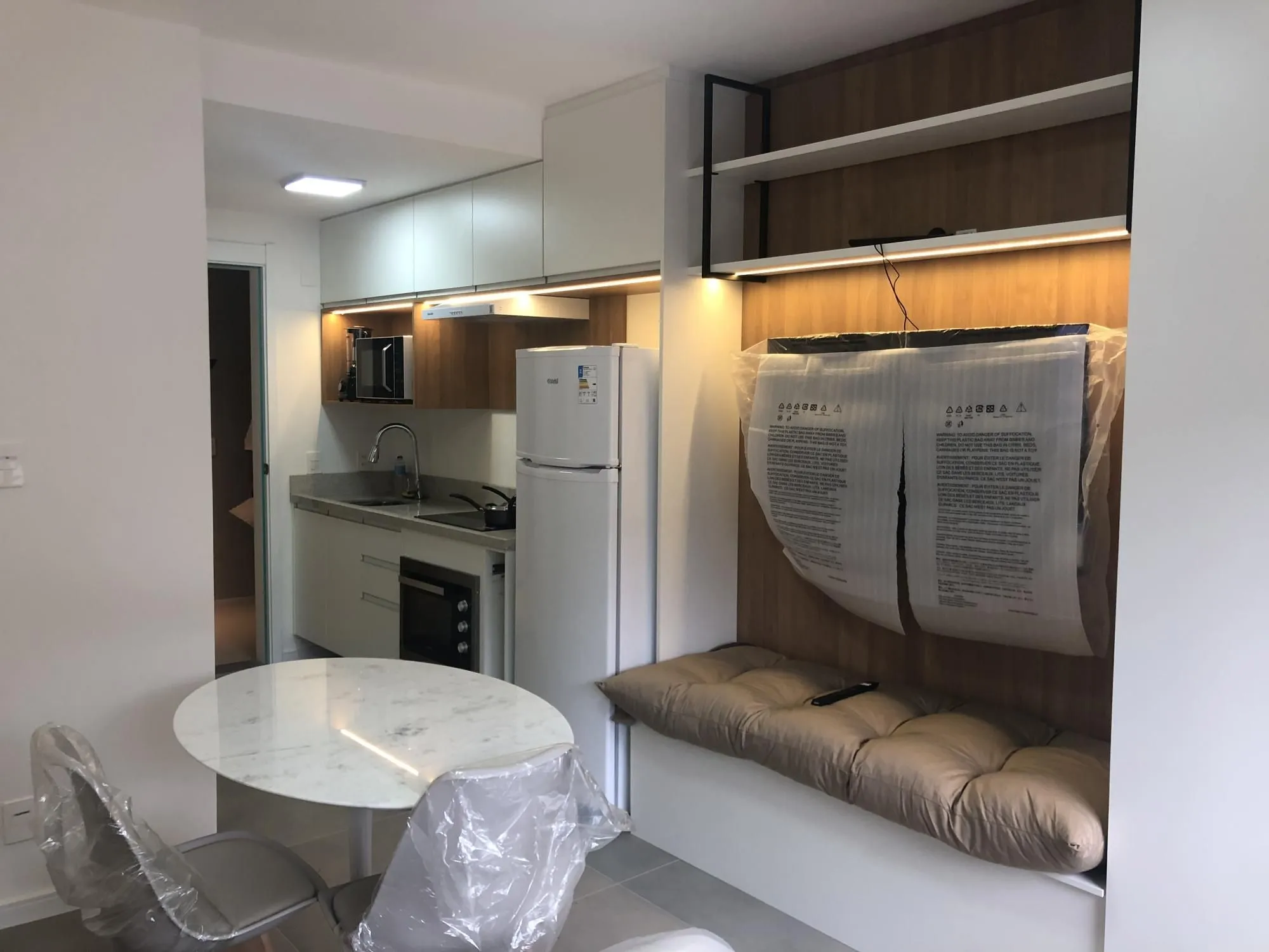 Imagem Apartamento desocupado e totalmente mobiliado com uma garagem
