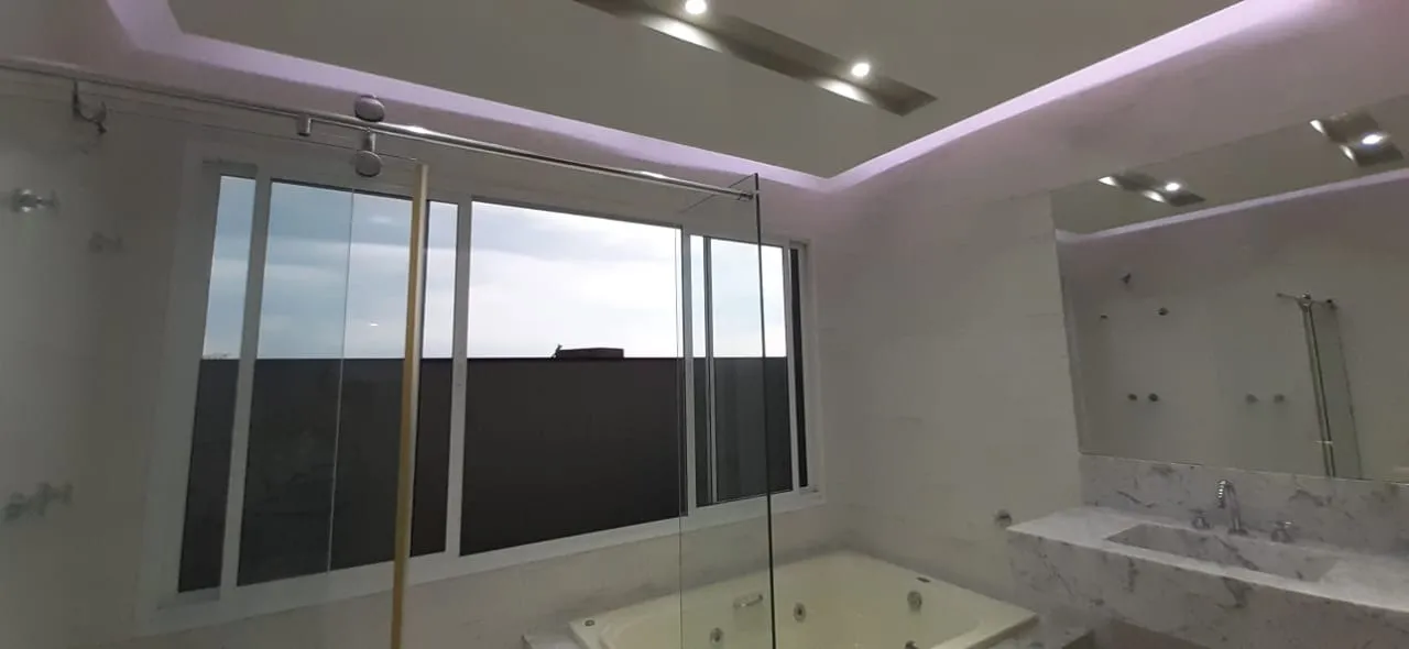 Imagem Casa de alto padrão no Alphaville Nova Esplanada, Votorantim, com 5 suítes, piscina e vista privilegiada, próxima ao Campolim e Shopping Iguatemi.