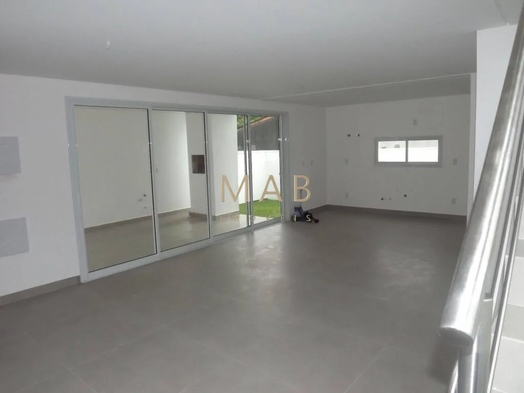 Imagem Casa à venda em Florianópolis: 3 quartos, 1 suíte, 2 salas, 2 banheiros, vaga na garagem e 140m² no Ribeirão da Ilha.