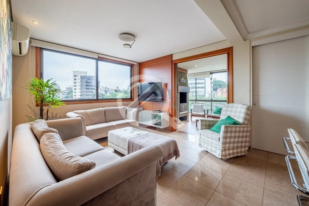Imagem MUITO SOL E LINDA VISTA! Este amplo apartamento destaca-se por um espaçoso living que abraça três...