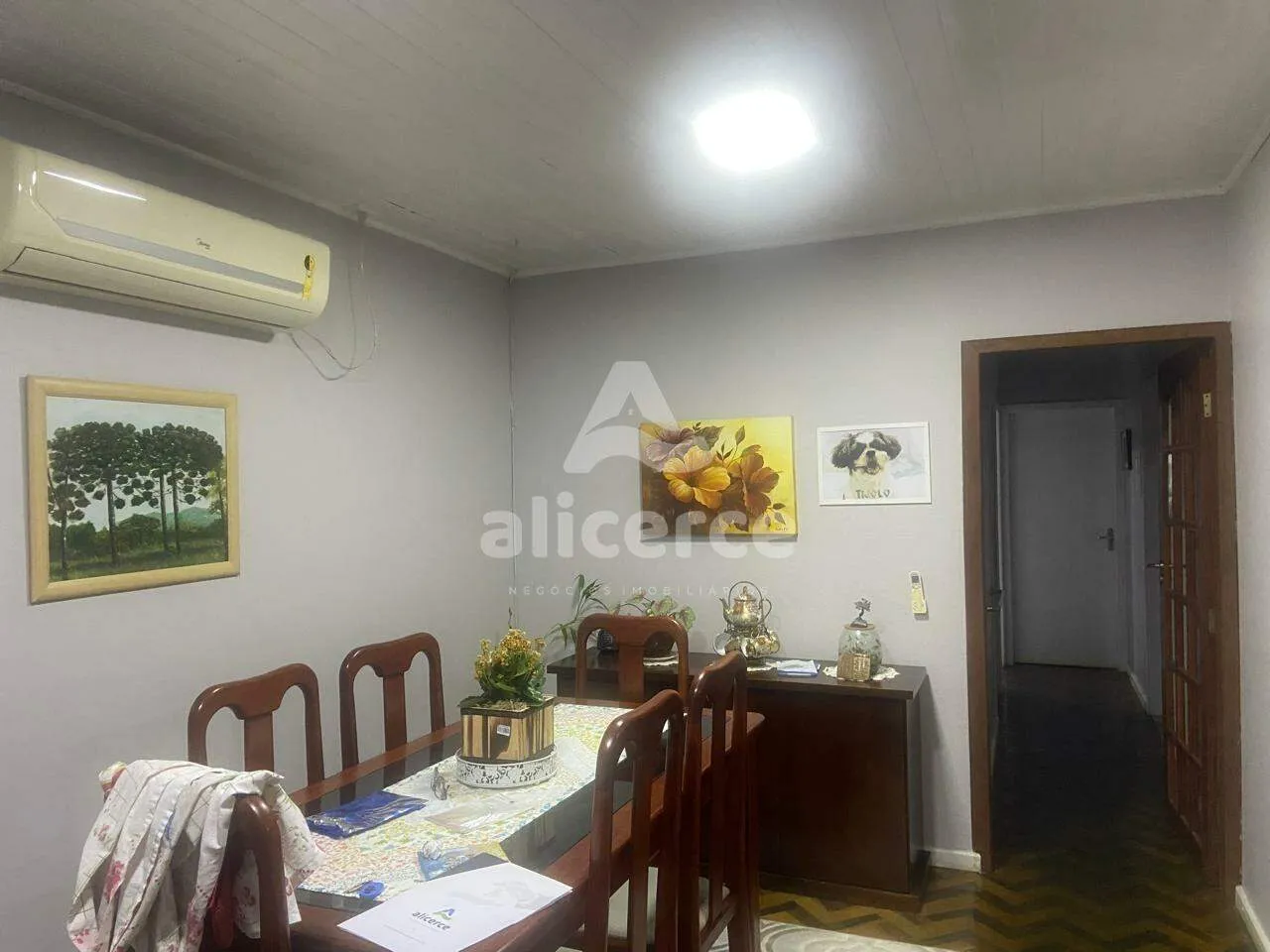 Imagem Casa com excelente localização no bairro Estreito, a apenas uma quadra da Beira-Mar Continental