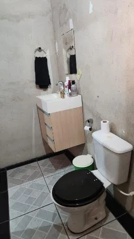Imagem VENDA DE SOBRADO NO PARQUE RODRIGO BARRETO, EM ARUJÁ/SP, 250m² com 3 quartos, suíte, varanda, quintal e garagem fechada para 2 autos. CONSULTE-NOS.