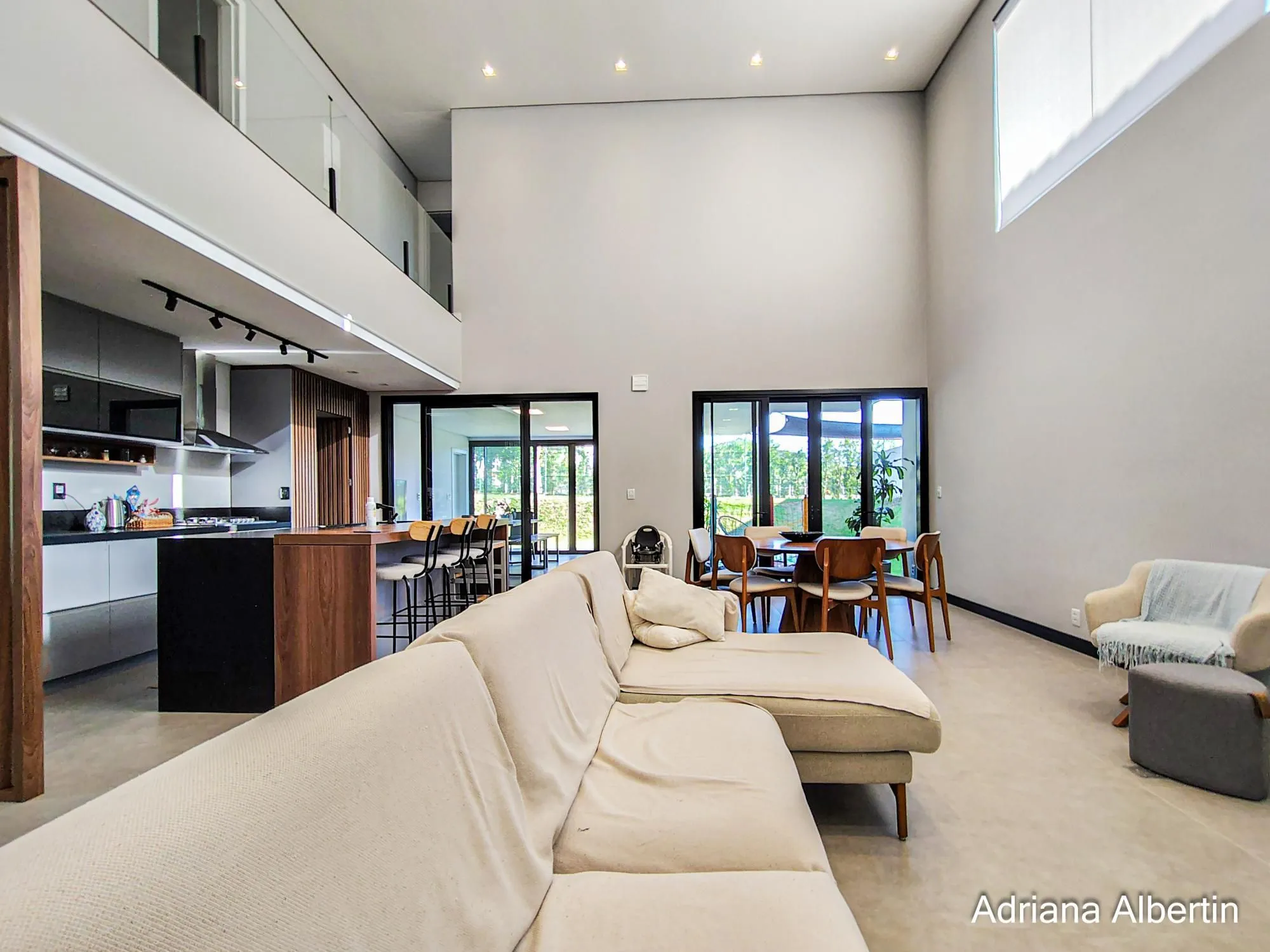 Imagem Casa com 345m², piscina e vista para o Guaiba