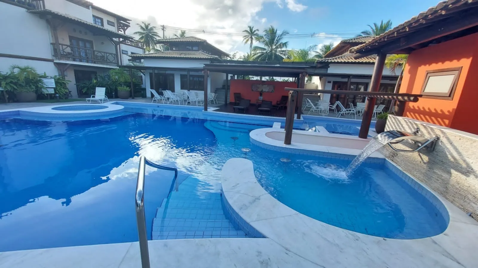 Imagem Apartamento garden com 2 dormitórios, poucos metros da vila de Praia do Forte