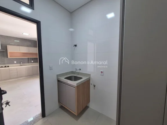 Imagem Casa moderna e sofisticada à venda em condomínio com segurança 24 horas, ideal para quem busca co...