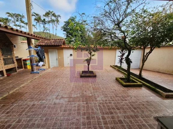 Imagem Excelente Casa à Venda em Guaiúba, Guarujá - 3 Dormitórios, Suíte e 4 Vagas de Garagem