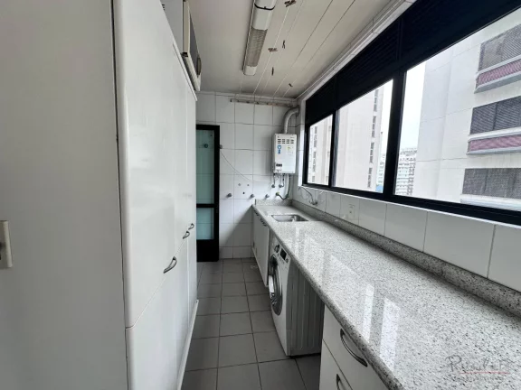 Imagem Localizado na rua Esteves Júnior, em frente ao colégio mais renomado da cidade, esse amplo apartam...