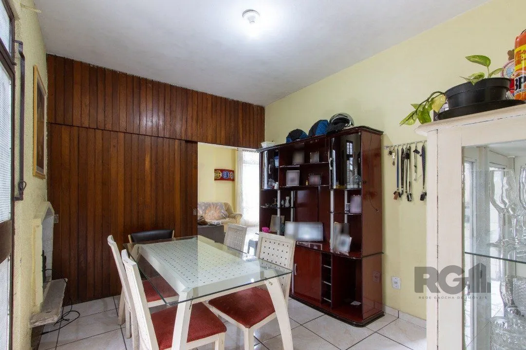 Imagem Casa térrea, 3 quartos, 2 banheiros, com pátio no Bairro Cavalhada