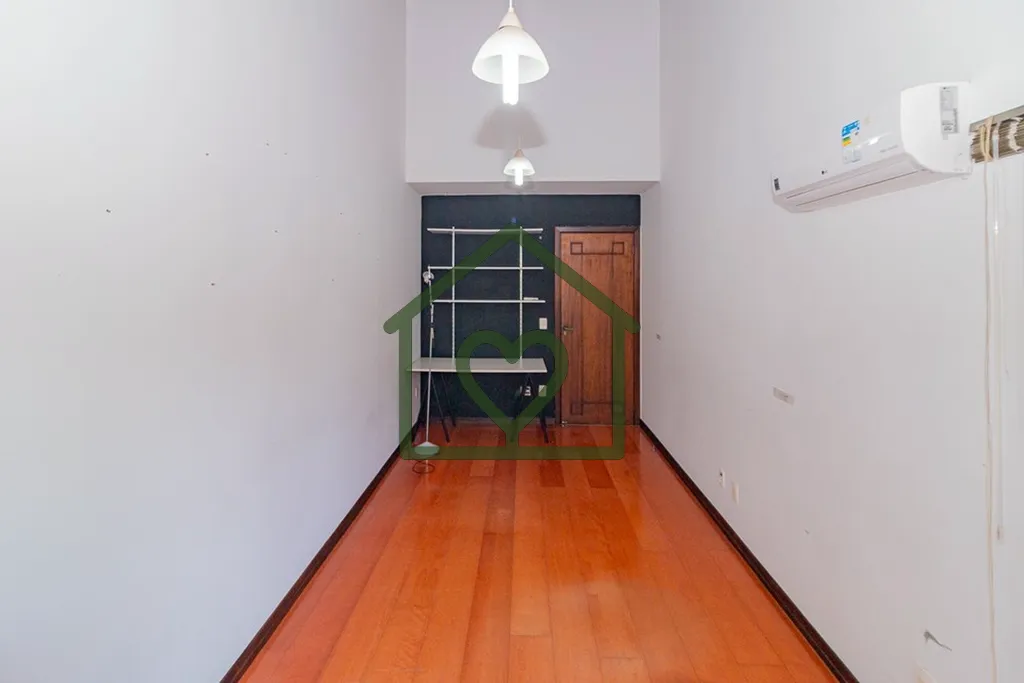 Imagem Casa 4 Quartos na Chácara das Pedras, Porto Alegre 
 
A casa conta com 4 dormitórios amplos, sendo...