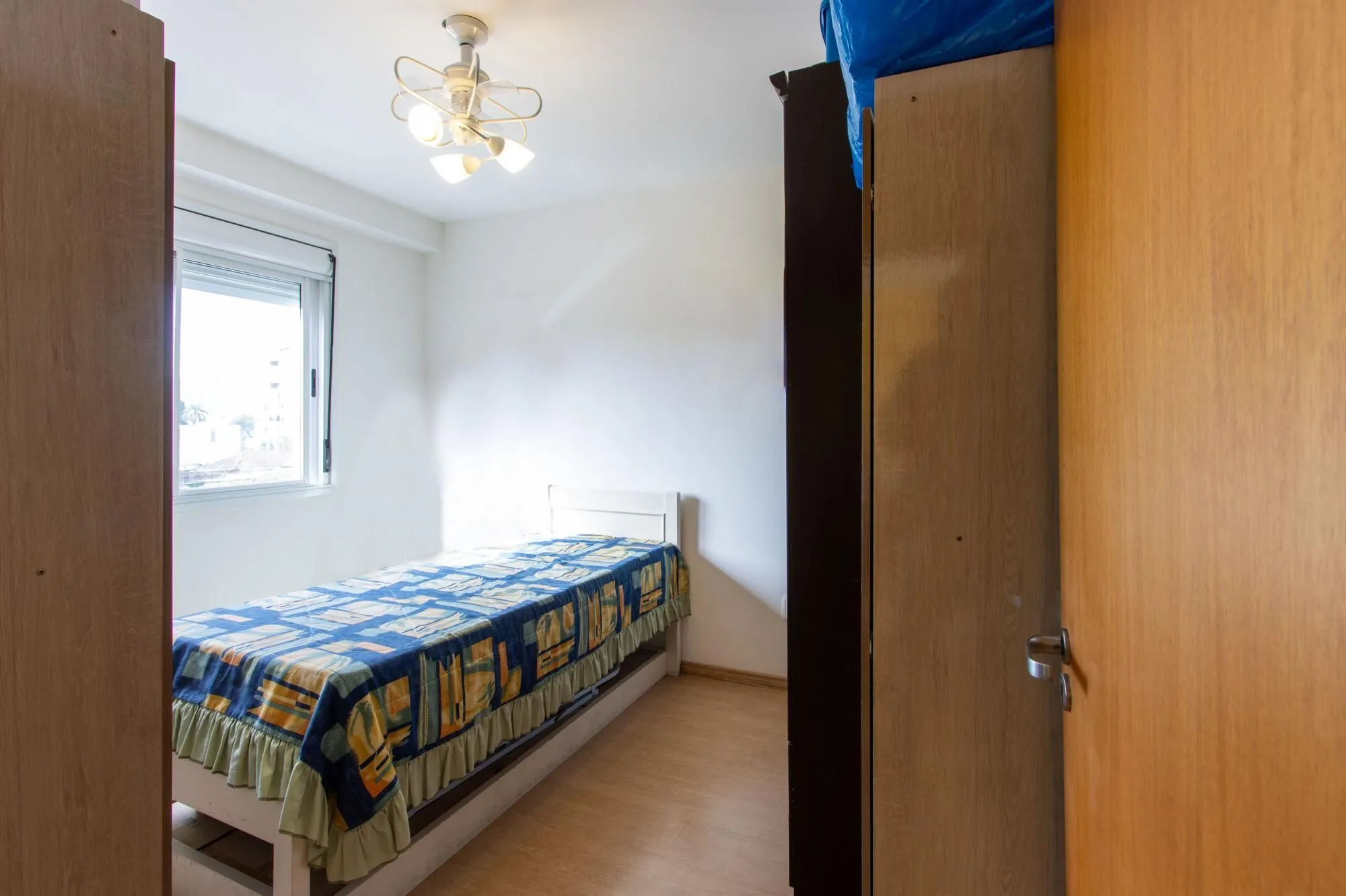 Imagem Apartamento de 2 dormitórios, na zona sul de Porto Alegre, semi-mobiliado, churrasqueira e box escriturado.