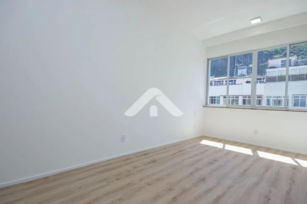 Imagem Apartamento de 106m² à Venda em Copacabana - Andar Alto, 3 Quadras da Praia