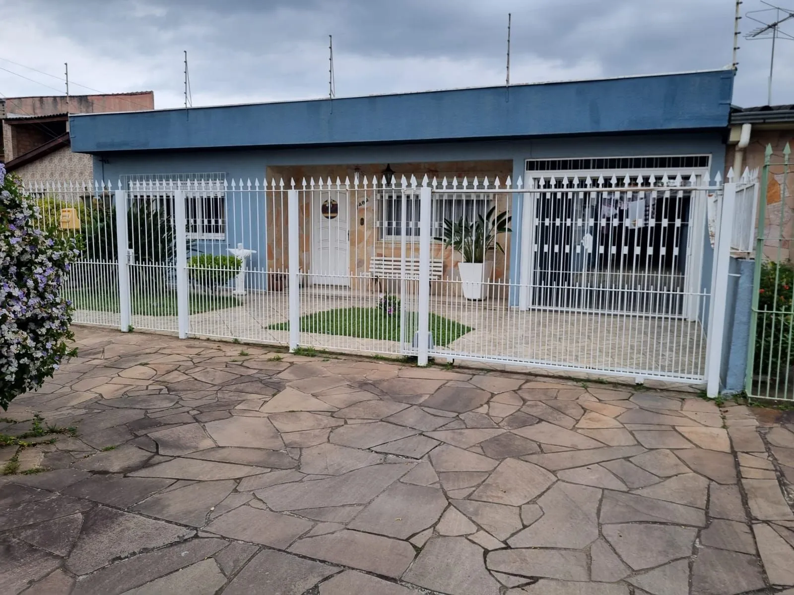 Imagem Casa com 3 Dormitórios, 1 Suíte, Área Gourmet e Estrutura para 2º Piso - Bairro Residencial, Próximo ao Centro de Alvorada.